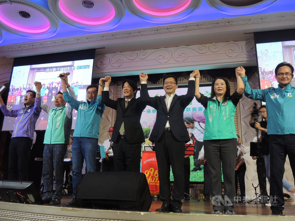 前行政院長賴清德(右4)11日到台中市出席民進黨籍立委張廖萬堅(右3)的募款餐會,除籲請支持張廖萬堅外,也請大家要讓總統蔡英文高票連任。中央社記者郝雪卿攝 108年11月11日