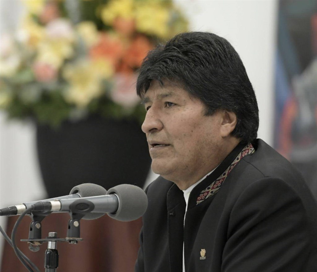 玻利維亞總統大選結果遭各界質疑舞弊,引發長達3週的反政府示威,如今軍警都表態不支持贏得大選的現任總統莫拉萊斯。(圖取自facebook.com/EvoMASFuturo)