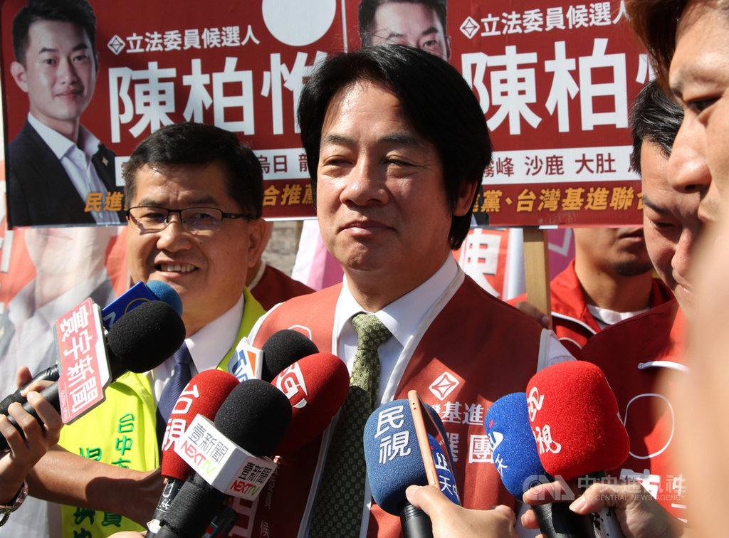 國民黨總統參選人韓國瑜宣布與前行政院長張善政搭檔。前行政院長賴清德(左2)11日在台中受訪表示,不管韓國瑜選的副手是誰,「我們一定要嚴陣以待,一定要盡全力,讓總統蔡英文高票當選、國會過半。中央社記者蘇木春攝 108年11月11日