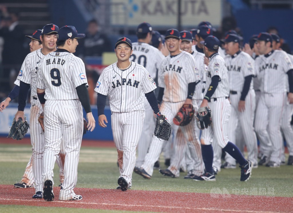 2019世界12強棒球賽複賽開打,11日晚間6時在千葉球場進行澳洲與日本之戰,日本隊終場以3比2逆轉險勝澳洲,驚險拿下複賽首勝。中央社記者張新偉千葉攝 108年11月11日