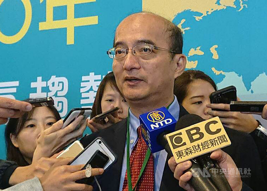 台灣經濟研究院院長張建一指出,今年全年的經濟成長率大幅上修到2.40%,主要原因在於美中貿易戰下台商回流帶動產線轉移,以及政府刺激內需的相關政策帶動投資。中央社記者吳柏緯攝 108年11月11日