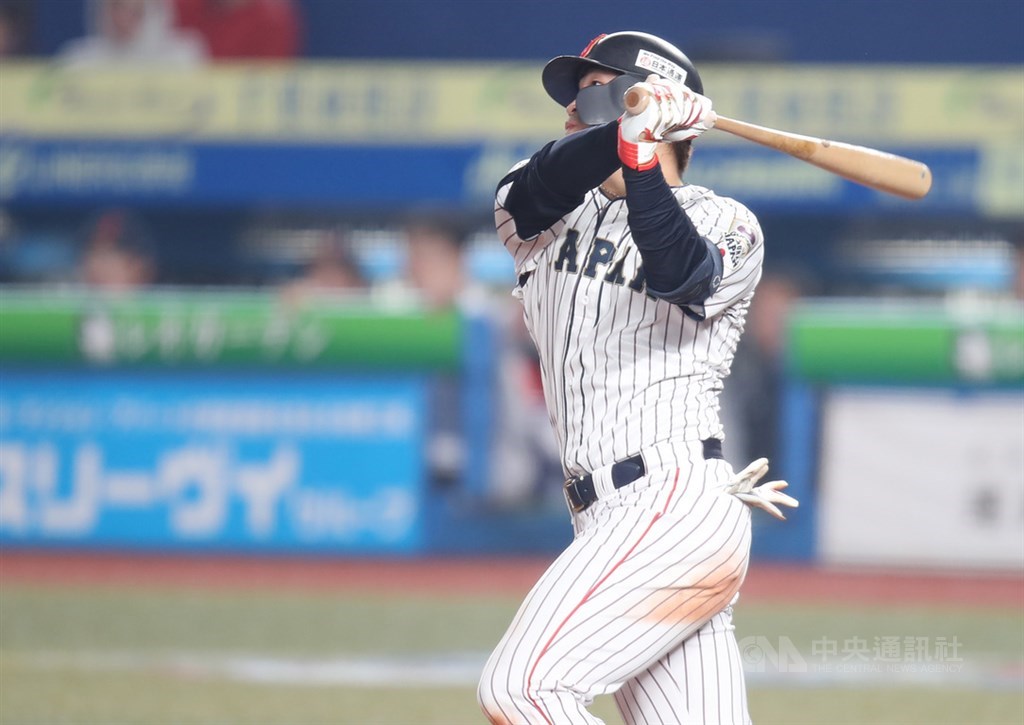 2019第2屆世界12強棒球錦標賽複賽開打,11日晚間在千葉球場進行澳洲隊與日本隊的賽事,4局下,日本隊鈴木誠也敲出一記陽春砲,助隊拿下第一分。中央社記者張新偉千葉攝 108年11月11日