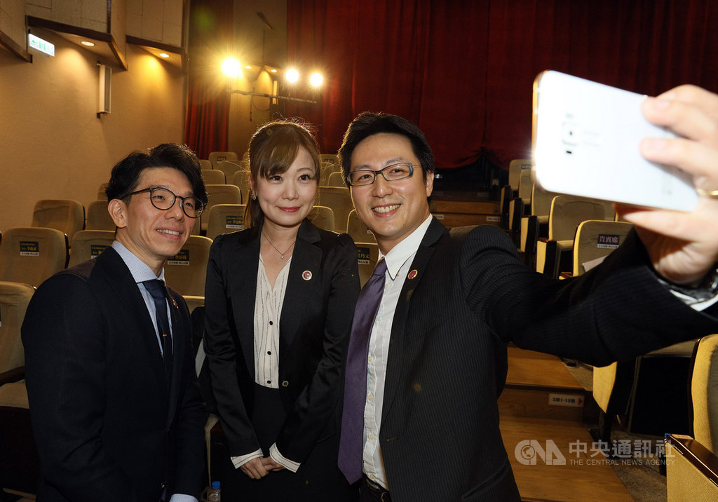 因應2020年總統及立委選舉,法務部11日下午舉行「全力查賄、齊心反賄」記者會,播放由藝人張晨光的姪子、台中地檢署檢察官張凱傑(左)主演的科技查賄影片,張凱傑與會中負責簡報去年選舉查賄成果的北檢檢察官羅韋淵(右)、郭建鈺(中)一起開心自拍。中央社記者郭日曉攝 108年11月11日