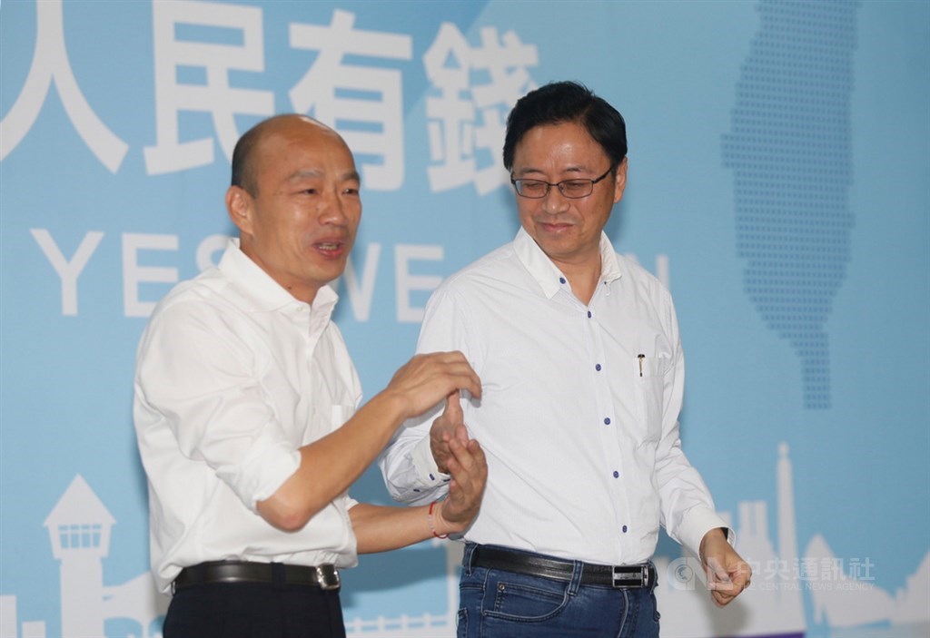 國民黨總統參選人韓國瑜(左)11日在國民黨高雄市黨部正式宣布副手為前行政院長、現任韓國瑜陣營國政顧問團總召張善政(右),拚戰2020大選。中央社記者董俊志攝 108年11月11日