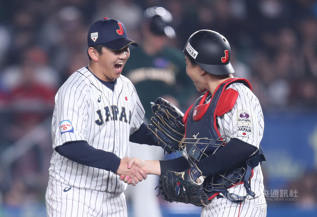 2019世界12強棒球賽複賽正式開打,11日晚間6時在千葉球場由澳洲隊迎戰地主日本隊,日本終場以3比2逆轉險勝澳洲,後援投手山崎康晃(左)與捕手會澤翼(右)開心握手致意。中央社記者張新偉千葉攝 108年11月11日