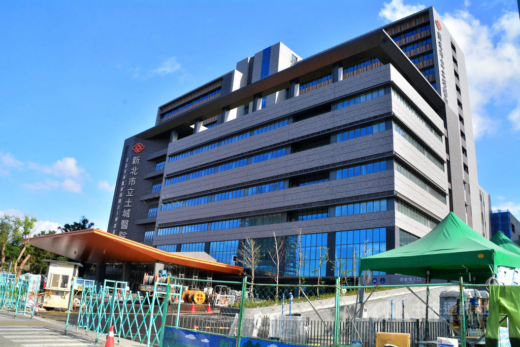新北市立土城醫院籌備組11日表示,全院採黃金級綠建築標準設計建造,所有醫療與服務系統都與林口長庚醫院相同標準建置,盼趕在109年4月試營運。圖為108年11月9日的工程進度外觀。中央社記者黃旭昇新北攝 108年11月11日