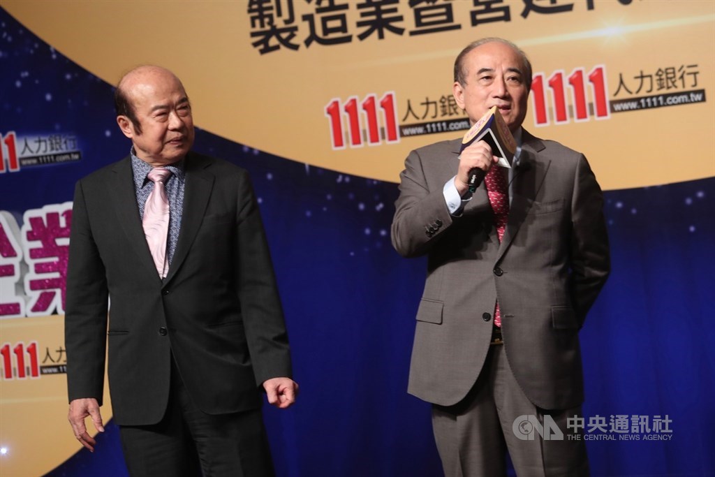 前立法院長王金平(右)11日在台北出席1111人力銀行「上班族最嚮往製造業&不動產業調查暨幸福企業頒獎典禮」,王金平受邀致詞,左為1111人力銀行總裁林文雄。中央社記者吳家昇攝 108年11月11日