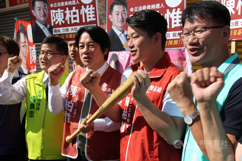 前行政院長賴清德(右3)11日到台中輔選,陪同民進黨與台灣基進黨合作提名的陳柏惟(右2)到沙鹿區掃街拜票。中央社記者蘇木春攝 108年11月11日