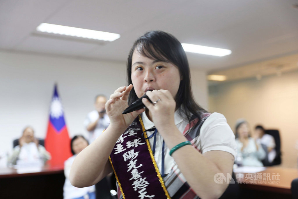 財團法人周大觀文教基金會率台灣生命鬥士赴星馬義演傳愛,圖為基金會拜會駐新加坡台北代表處,陽光喜憨天使周以嘉的表演。中央社記者黃自強新加坡攝 108年11月11日