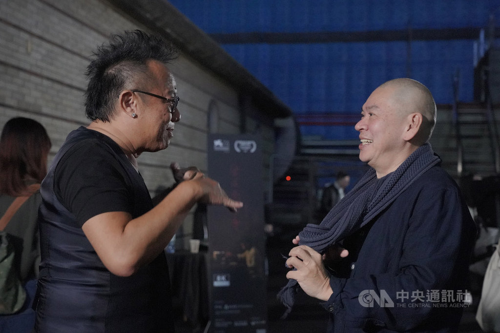 導演蔡明亮(右)的虛擬實境(VR)作品「家在蘭若寺」8K版在2019金馬影展放映,歌手黃大煒(左)10日晚間親自體驗,對片中可隨視角改變的大雨環繞音效表示印象深刻。(HTC VIVE ORIGINALS提供)中央社記者洪健倫傳真 108年11月11日