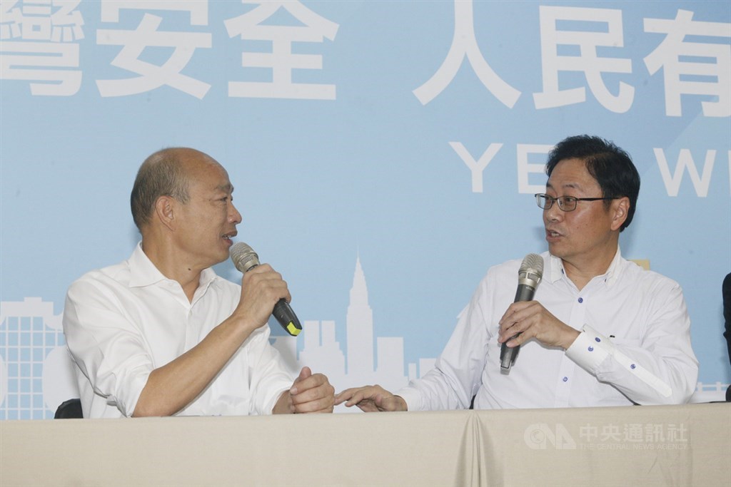 國民黨總統參選人韓國瑜(左)11日在國民黨高雄市黨部宣布副手為前行政院長、現任韓國瑜陣營國政顧問團總召張善政(右),並闡述政策願景。中央社記者董俊志攝 108年11月11日