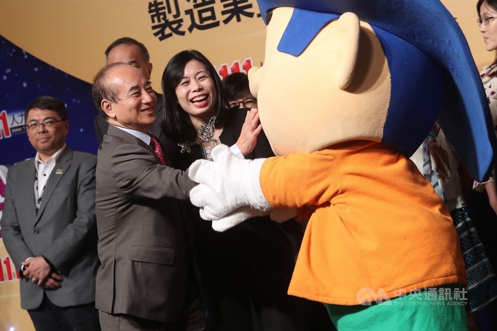 前立法院長王金平(前左)11日在台北出席1111人力銀行「上班族最嚮往製造業&不動產業調查暨幸福企業頒獎典禮」,和現場大型人偶互動。中央社記者吳家昇攝 108年11月11日