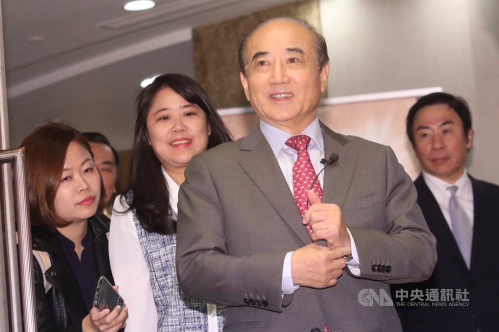 前立法院長王金平(右2)11日在台北出席1111人力銀行「上班族最嚮往製造業&不動產業調查暨幸福企業頒獎典禮」,會前微笑接受媒體訪問。中央社記者吳家昇攝 108年11月11日
