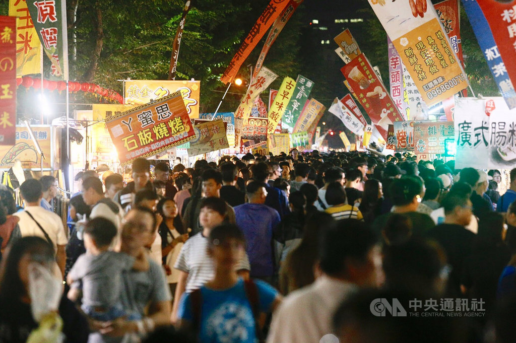 高雄一德勞工夜市違規擺攤30年,每星期一才營業,如今依照高雄市政府「落日條款」,11日是攤商營業的最後一夜,整條夜市擠滿人潮。中央社記者董俊志攝 108年11月11日