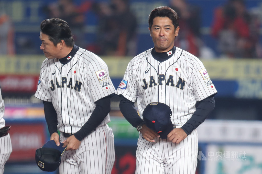 2019世界12強棒球賽複賽開打,11日晚場賽事由日本迎戰澳洲,被壓制大半場的日本最終以3比2逆轉險勝。日本隊總教練稻葉篤紀(右)賽後表示,「現在打上來剩6支球隊都很強,雖然獲勝很困難,但是選手大家都堅持到最後。」中央社記者張新偉千葉攝 108年11月11日