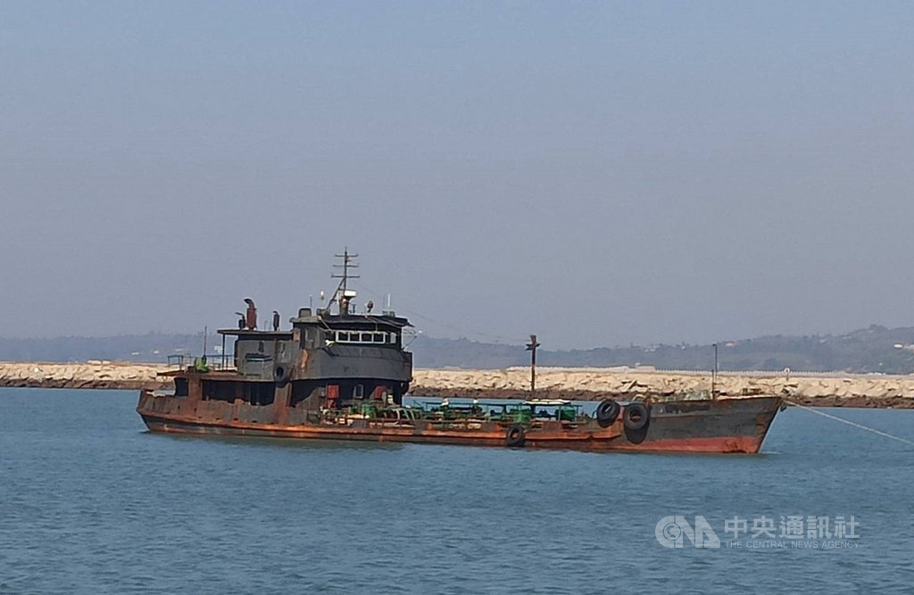 海巡署金門海巡隊表示,海巡署艦隊分署支援500噸級金門艦及PP-10039艇,在烏坵海域查獲大陸運補船,當場查扣船上5名船員,歷經10小時的押解航程後,11日抵達料羅港。(金門海巡隊提供)中央社記者黃慧敏傳真 108年11月11日