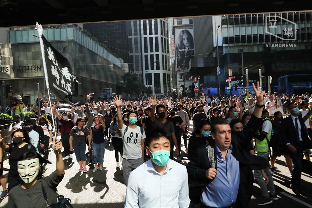 香港民眾11日發起「三罷」運動,自清晨開始就有示威者癱瘓交通,下午2時以後,占據中環德輔道中和畢打街口的大批示威者,一度走向金鐘政府總部。(立場新聞提供)