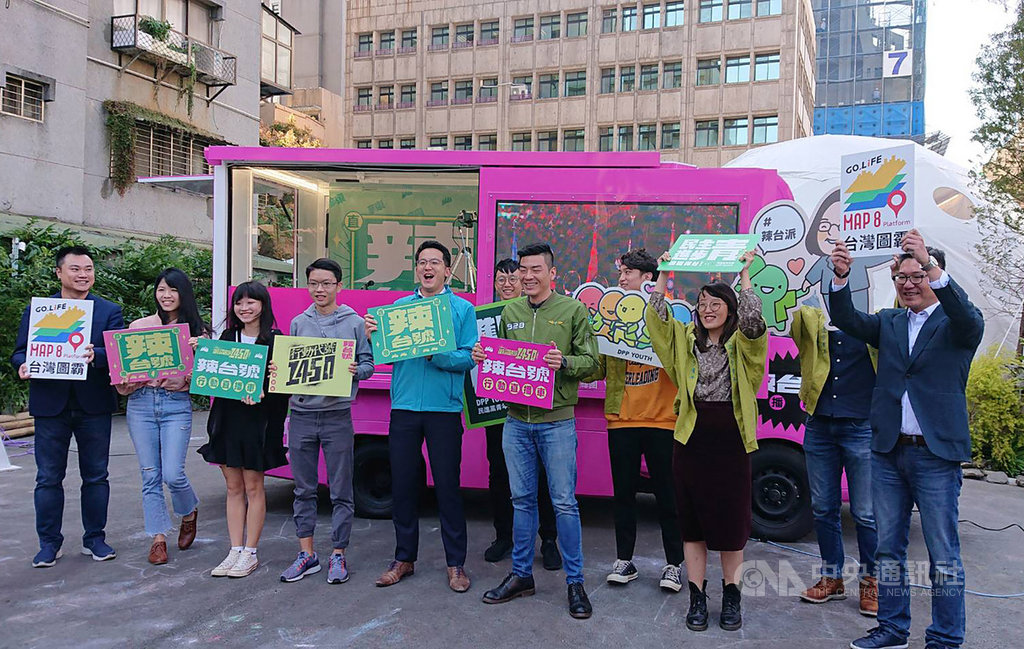 總統蔡英文競辦發言人廖泰翔(左5)11日開箱辣台號直播車;辣台號16日將在蔡總統高雄競總成立大會首登場,未來也將趴趴走,讓政治融入生活,透過行動數位化,與「小英日常」官網結合,讓大家都能方便追尋「辣台號」行蹤。中央社記者葉素萍攝 108年11月11日