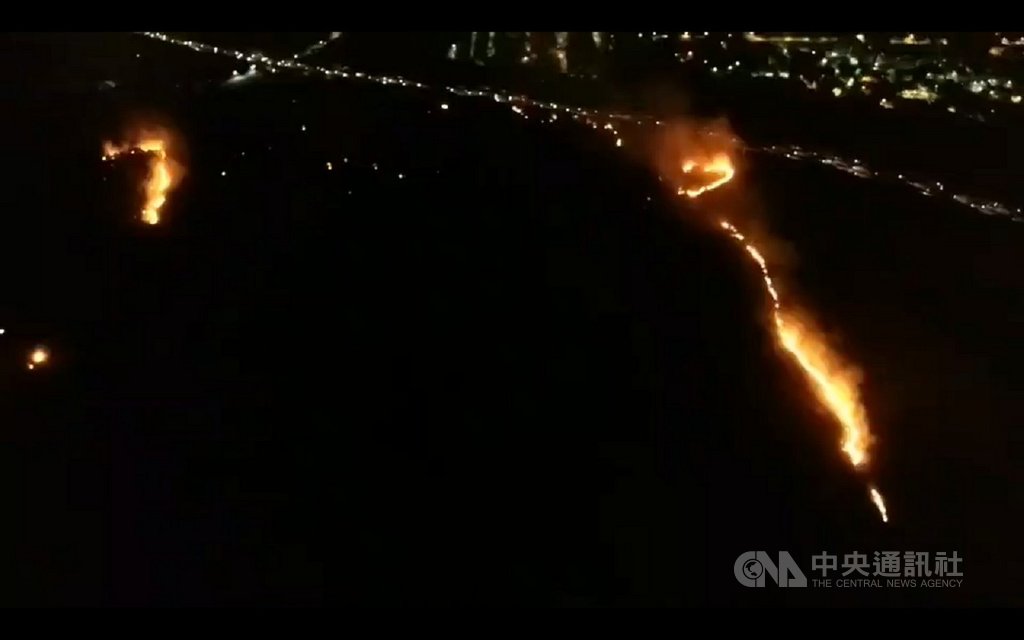 國道3號龍井路段邊坡10日下午發生雜草火警,台中市消防局出動逾百名人員滅火,入夜後火苗更為明顯,11日凌晨才將火勢撲滅。(台中市消防局提供)中央社記者蘇木春傳真 108年11月11日