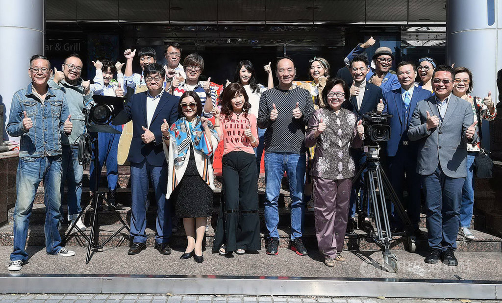 台語戲劇「老姑婆的古董老菜單」11日開鏡,公廣集團董事長陳郁秀(前右2)、華視總經理莊豐嘉(前左2)與劇組演員在開鏡儀式一同合影,製作人葉天倫(2排左)表示,這次要拍出大稻埕的飲食文化。(華視提供)中央社記者陳秉弘傳真 108年11月11日