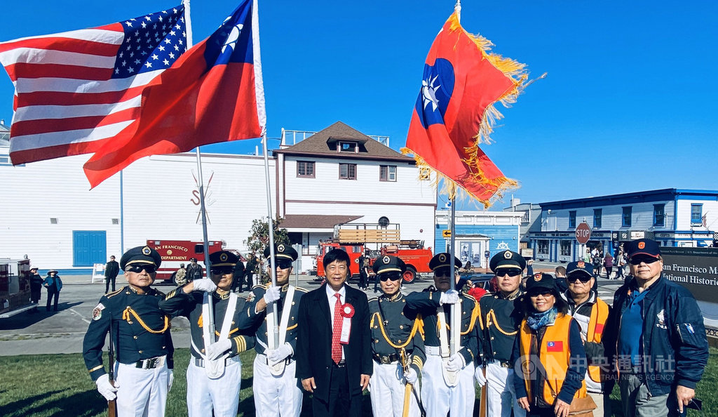 駐舊金山台北經濟文化辦事處處長馬鍾麟(左4)參加退伍軍人遊行,向經歷過戰爭、維護民主自由有貢獻的軍人表達敬意。(舊金山經文處提供)中央社記者周世惠舊金山傳真 108年11年11日