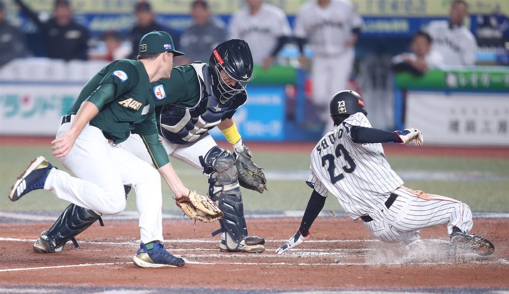 2019第2屆世界12強棒球錦標賽複賽,11日晚間在千葉球場進行澳洲隊與日本隊的賽程,日本打者源田壯亮7局下採用短打強迫取分,讓三壘跑者周東佑京(右)滑回本壘,助隊追平比數。中央社記者張新偉千葉攝 108年11月11日