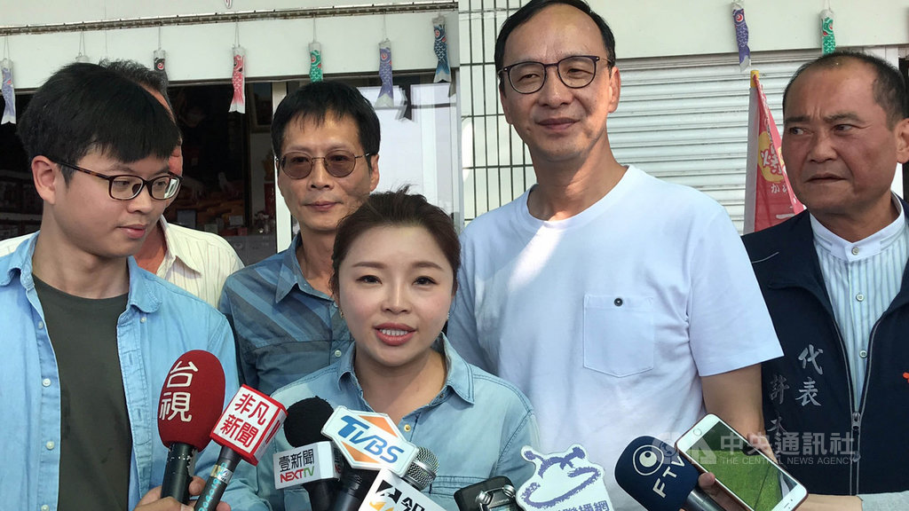 國民黨總統參選人韓國瑜11日宣布副手是前行政院長張善政。前新北市長朱立倫(右2)11日在雲林輔選時表示,恭喜與祝福韓張配成形,相信張善政在國政等方面能給予韓國瑜支持和加分,韓張一定能同心協力打贏選戰。中央社記者姜宜菁攝 108年11月11日