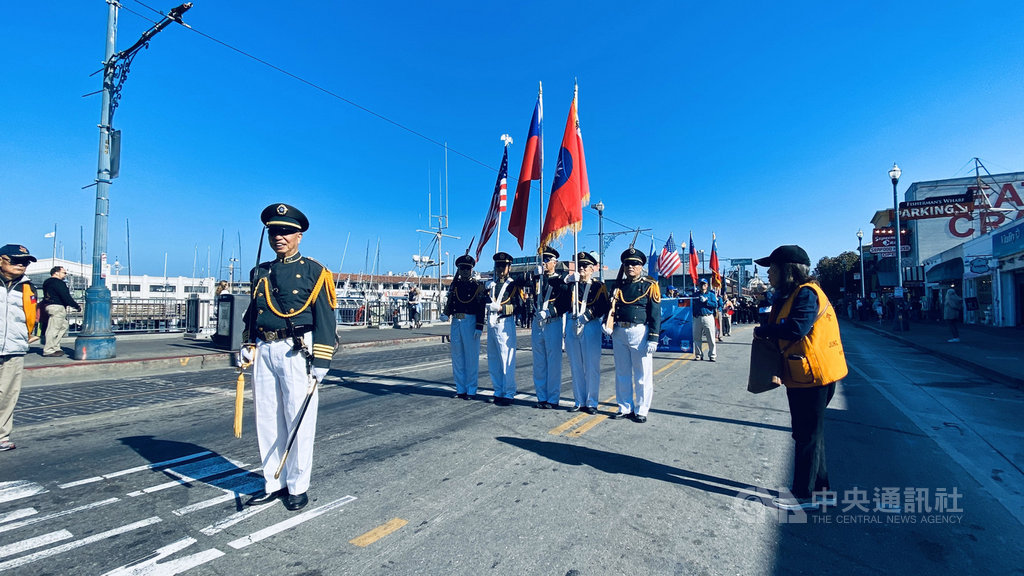 舊金山榮光聯誼會、黃埔校友聯誼會、大鵬聯誼會等華人退伍軍人團體參與遊行,展現台美兩國退伍軍人深厚情誼。(舊金山經文處提供)中央社記者周世惠舊金山傳真 108年11年11日