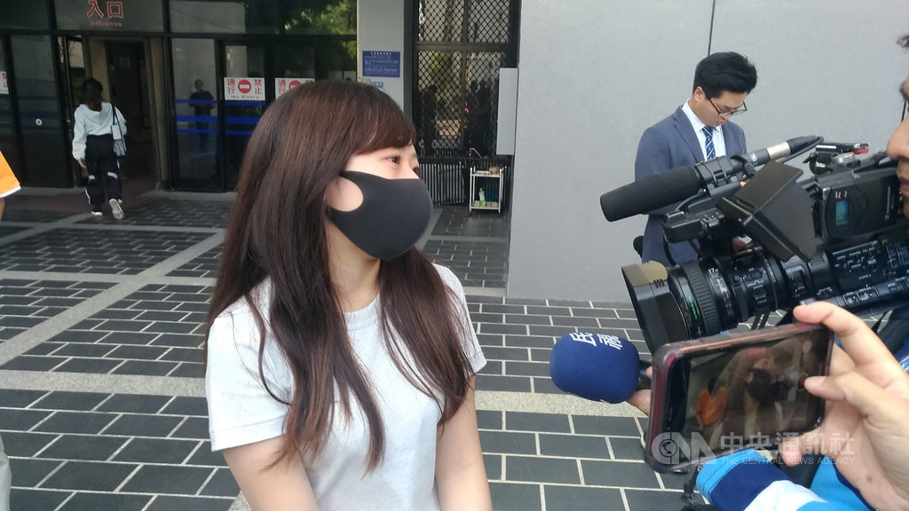 台中市郭姓保母今年6月間對收托的1歲多陳姓女童施暴,造成右側癱瘓、失明等重傷害,台中地方法院11日開庭審理,陳母(圖)出庭前受訪表示,希望法官可以從重量刑。中央社記者蘇木春攝 108年11月11日