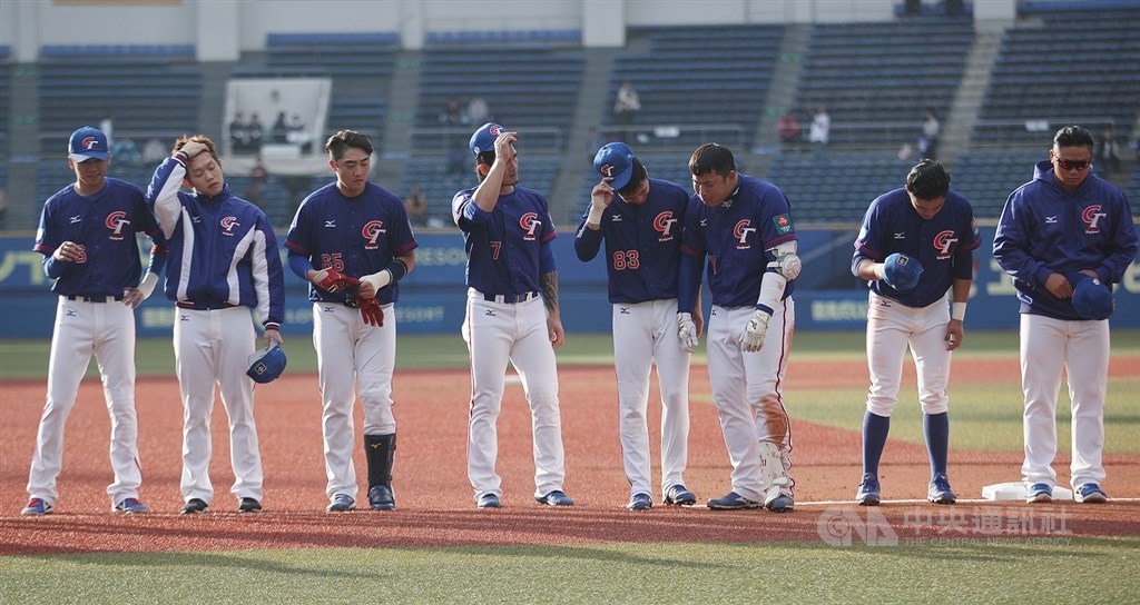2019世界12強棒球錦標賽中華隊11日在複賽首戰對上墨西哥,全場只出現3支零星安打沒有得分,終場以0比2吞敗,賽後選手在場中向球迷鞠躬致意。中央社記者張新偉千葉攝 108年11月11日