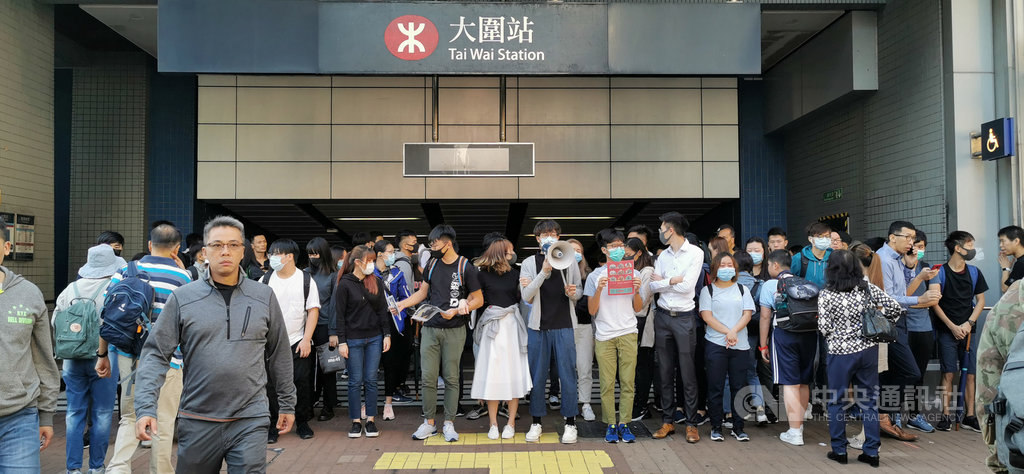 11日香港各區都有學生堵路和堵地鐵站。圖為新界大圍鐵路站被堵。中央社記者張謙香港攝 108年11月11日