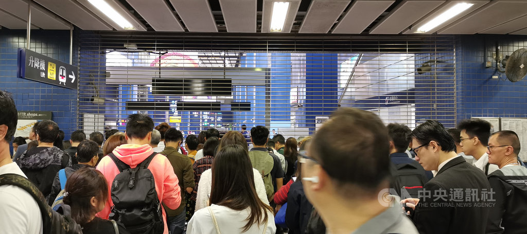 香港東鐵線沿線有人破壞,部分站要關閉。圖為大圍站關閉。中央社記者張謙香港攝 108年11月11日