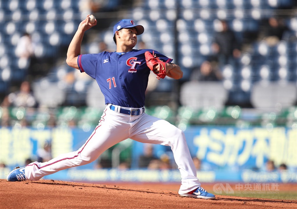 世界12強棒球複賽11日台北時間上午11時開打,中華隊首戰在日本千葉ZOZO球場對墨西哥,中華隊此戰由江少慶先發主投。中央社記者張新偉千葉攝 108年11月11日