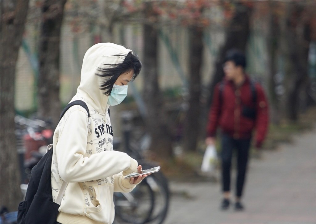 中央氣象局指出,11日各地大多為多雲到晴的天氣,新竹以北地區大多為入秋以來的新低溫,其中最低溫是淡水測得攝氏14.7度。(中央社檔案照片)