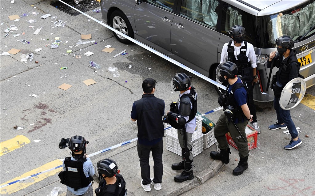 香港「反送中」運動11日早有「三罷」及堵路和堵地鐵行動,有警方在制伏堵路示威者時開3槍,至少1人中彈,現場地上有血跡。(共同社提供)