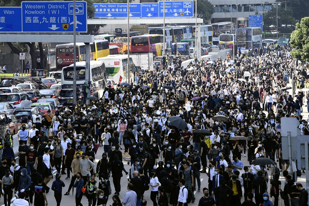 香港「反送中」示威者11日發起「黎明行動」,在全港多區堵塞交通,以達成罷工、罷市和罷課的「三罷」目標。(共同社提供)