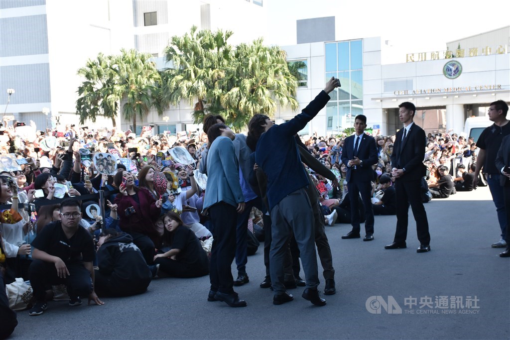 日本偶像男團「嵐」展開亞洲4城市的快閃計畫,11日抵達台北辦記者會,並與送機的粉絲自拍。中央社記者名切千繪攝 108年11月11日