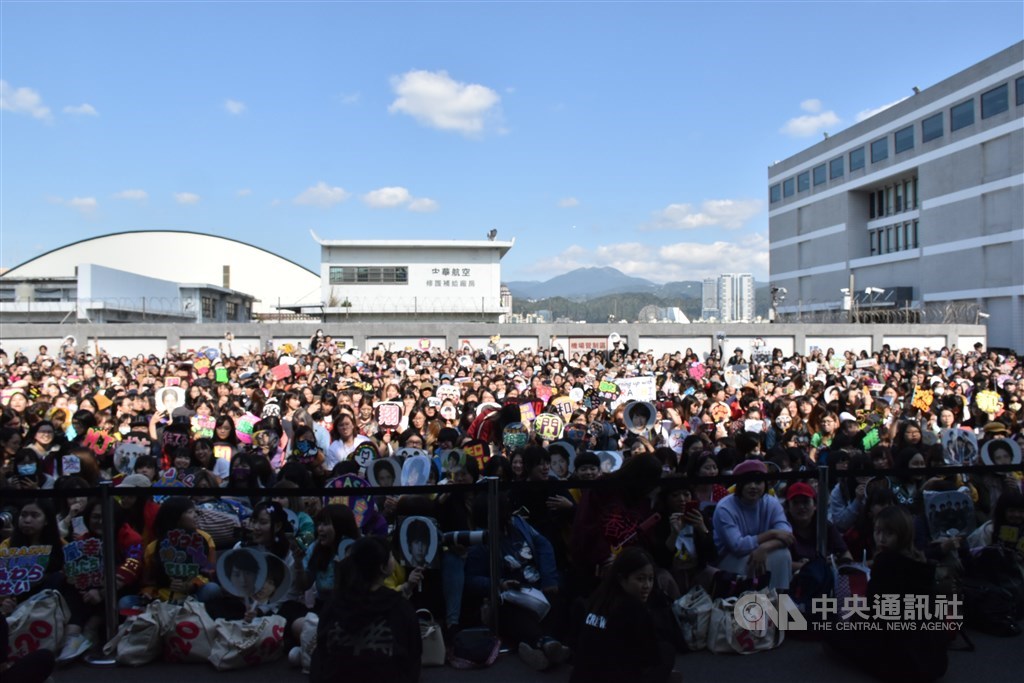日本偶像男團「嵐」11日快閃訪問台北,大批粉絲到場送機。中央社記者名切千繪攝 108年11月11日