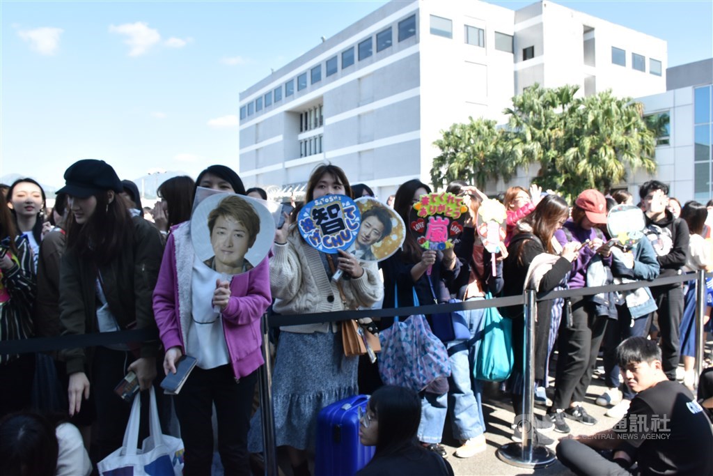 日本偶像男團「嵐」11日快閃訪問台北,大批粉絲到場送機。中央社記者名切千繪攝 108年11月11日