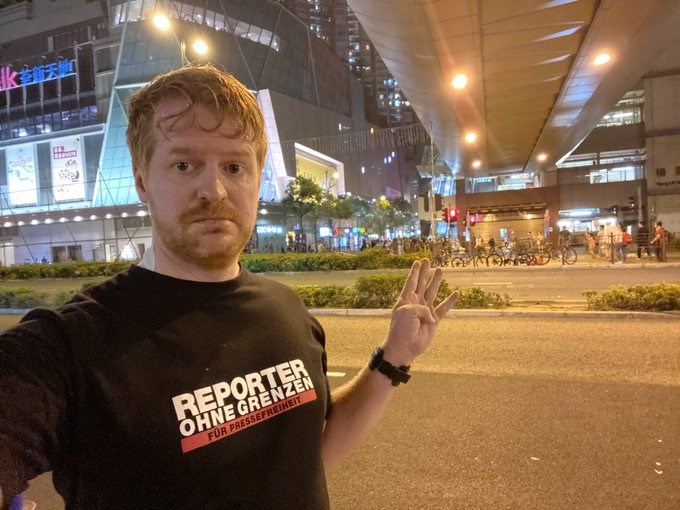 香港反送中情勢再度升高,在香港採訪的德國記者倫澤推文指出,曾在伊斯蘭國前線工作,但更畏懼香港警察,因為難以預料。(圖取自twitter.com/ennolenze)