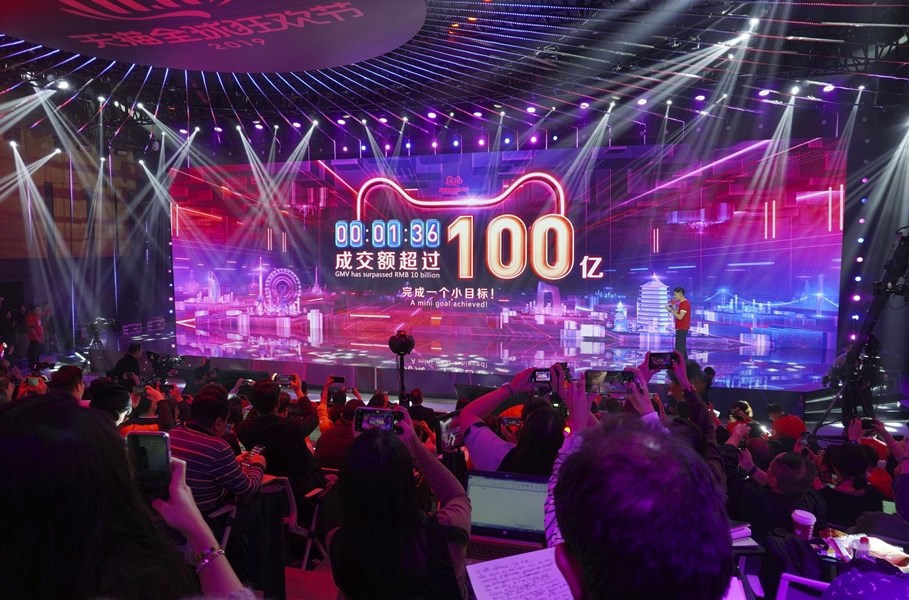 2019阿里巴巴集團「雙11」購物節11日零時1分36秒,「2019年天貓雙11全球狂歡節」成交額突破人民幣100億元(約新台幣430億元),較2018年快了29秒再創紀錄。(共同社提供)