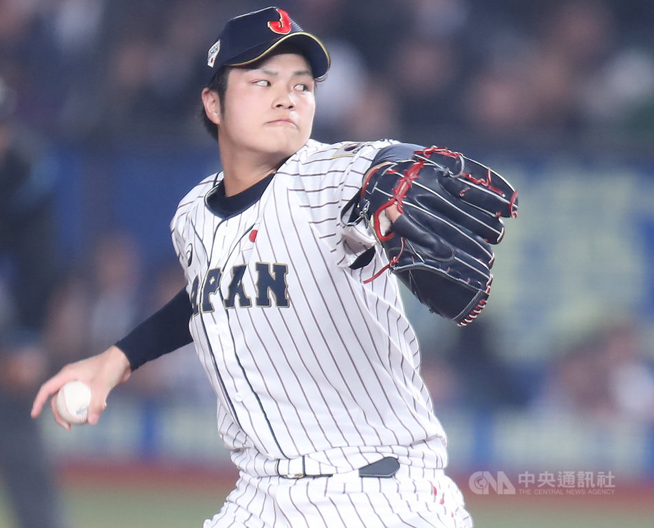2019世界12強棒球錦標賽複賽,11日晚間由日本對上澳洲,日本隊終場以3比2逆轉險勝澳洲,由後援投手甲斐野央拿下勝投。中央社記者張新偉千葉攝 108年11月11日