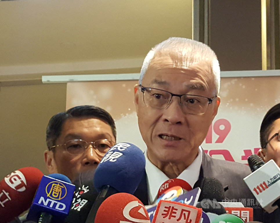 國民黨主席吳敦義11日出席1111人力銀行舉辦的2019幸福企業大賞頒獎典禮。對於國民黨總統參選人韓國瑜與國政顧問團總召張善政搭檔競選,他於活動前受訪表示,張善政是非常出色人選。中央社記者廖禹揚攝 108年11月11日
