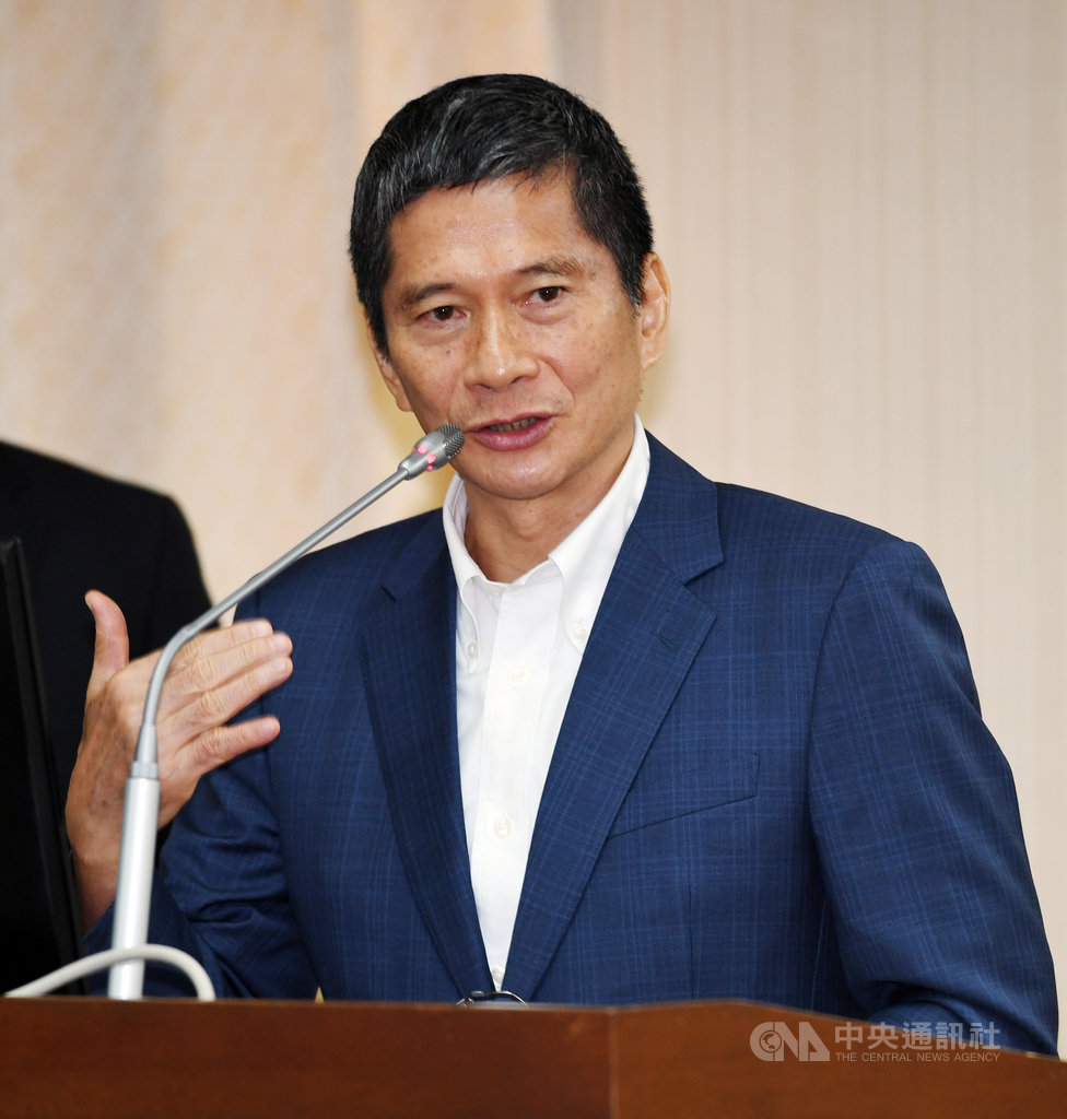客委會主委李永得(圖)11日針對國民黨總統參選人韓國瑜曾提出「母語對不起,請你回家學」主張表示,中國共產黨現在實施的語言政策就是這樣,許多地方語言從公共媒體上消失,也規定在學校不能學,只能在家講。中央社記者施宗暉攝 108年11月11日