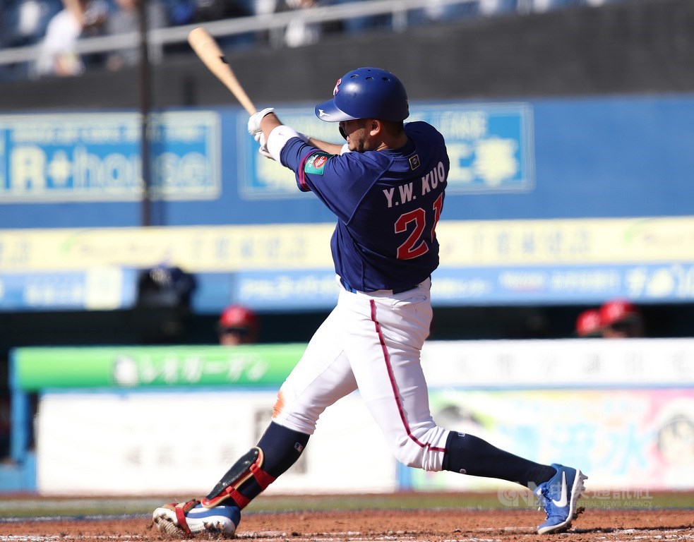 2019世界12強棒球錦標賽,中華隊郭嚴文預賽3場都沒有上場,11日複賽首戰初亮相,先發打第7棒、守二壘,3局上首打席就順利敲出右半邊安打。郭嚴文表示,「可以攻擊就盡量攻擊,狀況感覺都還不錯。」中央社記者張新偉千葉攝 108年11月11日