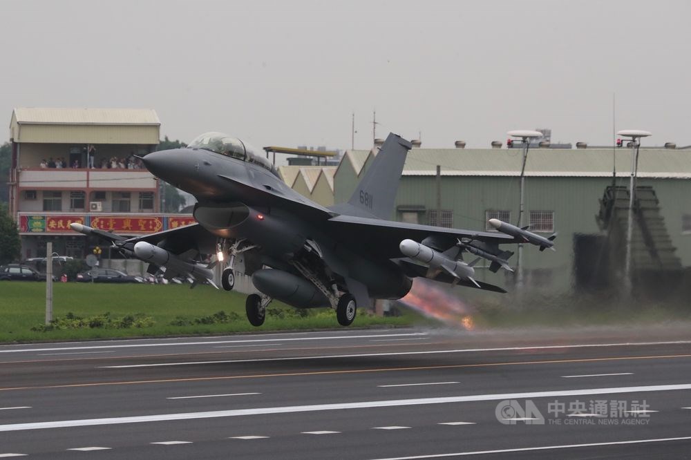 國防部長嚴德發13日表示,中國戰機數量約2000架,當面部署約700架,空軍新購的66架F-16V(Block70)成軍後,空軍將擁有350架戰機,雙方戰機數量約2:1。圖為F-16V。(中央社檔案照片)