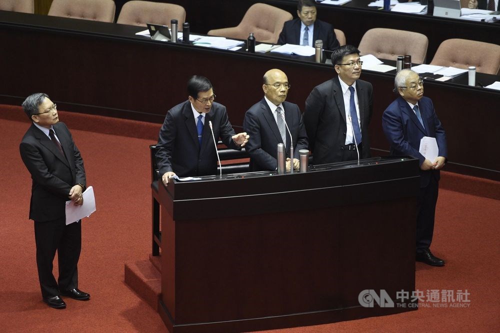行政院長蘇貞昌(中)12日率相關官員在立法院報告中央政府新式戰機採購特別預算案。中央社記者王飛華攝 108年11月12日