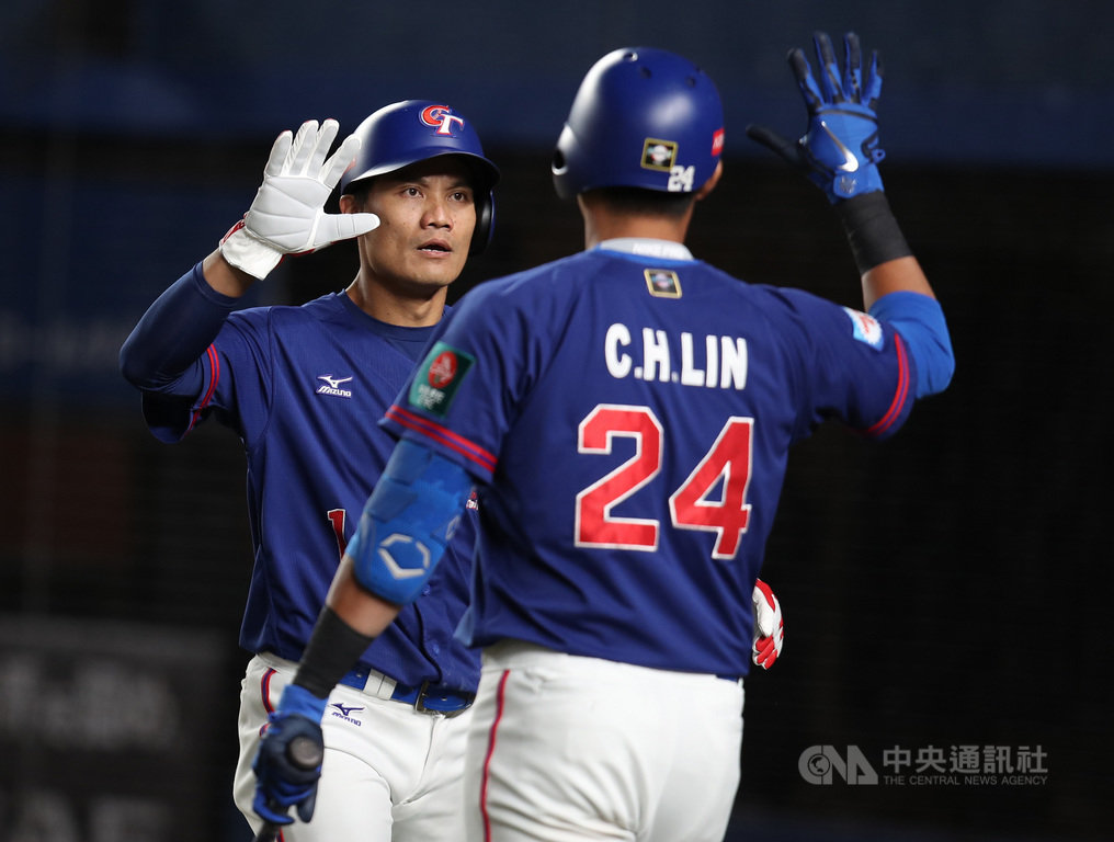 2019世界12強棒球賽複賽,中華隊12日晚間對戰韓國隊,2局上高宇杰敲出安打,壘上王勝偉(左)回到本壘得分。中央社記者張新偉千葉攝 108年11月12日