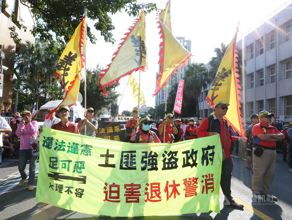 太陽花學運行政院驅離案,台北市警察局遭判賠,引發部分警界人士不滿。中華民國退休警察人員協會總會12日動員前往台北地方法院集結,並舉標語抗議。中央社記者郭日曉攝 108年11月12日