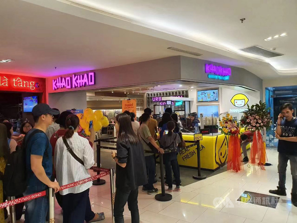 雅銘-KY旗下快樂檸檬印尼雅加達2店日前開幕,吸引大批民眾排隊。(雅茗-KY提供)中央社記者江明晏傳真 108年11月12日